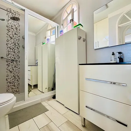 Island View 阿德耶